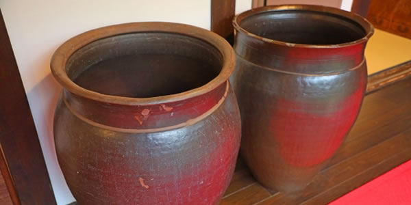 甕(かめ)の中に保管